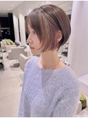 インナーカラーピンクベージュサイドバングショートボブ丸み