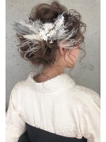 後れ毛が可愛いルーズアップスタイル