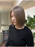 ミディアムレイヤーボブミルクティーベージュハイトーンカラー