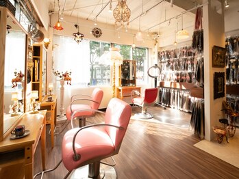 ユウハウス ミニョン(YU HOUSE Mignon)の写真/超カワイイ雰囲気の店内は、アンティークショップと間違えられてしまう程のクオリティの高さ☆