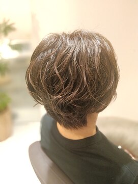 アンベリールフルー(EMBELLIR fleur) ニュアンスパーマのショートボブカットスタイル