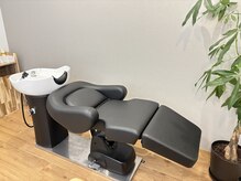 カルム(Calme)の雰囲気（首や腰への負担が少ないフルフラットタイプのシャンプー台を使用）