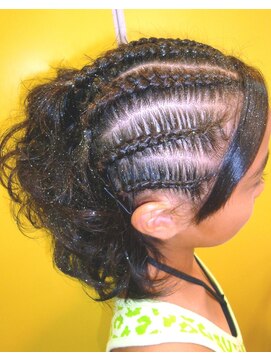 ヘアースペース ムーン(Hair Space MOON) 編みこみコーンロウ