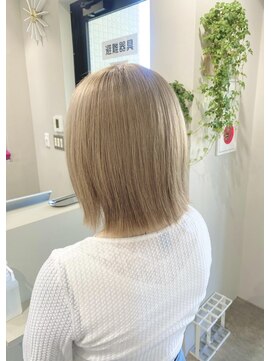 ユウル 横浜(juhl.) ヘーゼルブラウンブリーチ&ダブルカラーミルクティーカラー横浜