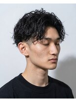 ジェットブラックキューサンロク(JET BLACK 936)&nbsp;センターパート×ツーブロックパーマ