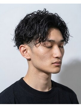 ジェットブラックキューサンロク(JET BLACK 936) センターパート×ツーブロックパーマ