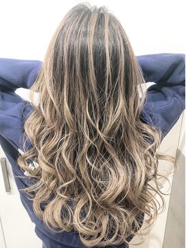 ディーナ(D'na) 『D'na』グレージュ×バレイヤージュ　ロング　清水