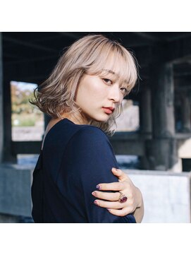 シシ(SiSi) デザインカラーで作る外国人風ミディアムヘア