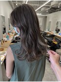 上品な大人スタイル!グレージュ×極細ハイライト