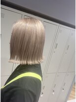 シカ 神戸三宮元町店(Cica)&nbsp;ミルクティーベージュ 切りっぱなしボブ ハイトーン 三宮 元町