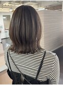 外ハネボブレイヤーくびれヘアくすみベージュ