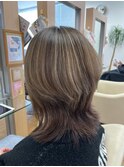 ナチュラル細めハイライト×レイヤーカット外ハネくびれミディ