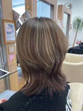 プランタン(Printemps) ナチュラル細めハイライト×レイヤーカット外ハネくびれミディ