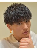 黒髪縦落ちツイストスパイラルパーマツーブロックモテマッシュ