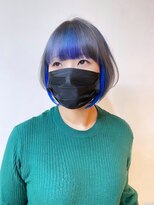 コニーズヘアサロン(Connie's Hair Salon)&nbsp;上品グレーに鮮やかブルーが映えるエッジィボブ