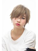 エッジィなコンパクトショート。
