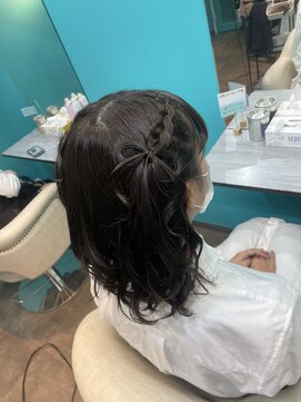 リエラ 新宿(RIERA) 編み込みハーフツイン髪リボン