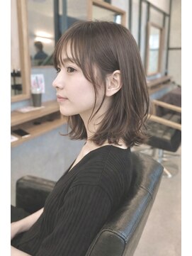 ソッカ(socca) 切りっぱなしミディアムボブ