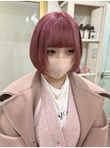 小顔に魅せるショートボブ×ピンクカラー