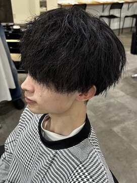 ヒュイル バイ ニアウ(Hwyl by Niau) メンズマッシュパーマニュアンスパーマスパイラルパーマ刈り上げ