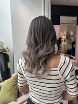 ステア ケース(stair case)&nbsp;地毛残し　バレイヤージュ　ハイライトミックス　グレージュ