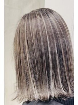 ラコラ(LAKOLA) ボブに煌めくハイライト