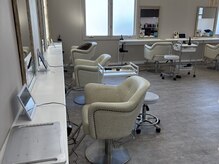 ヘアーメイクソートの雰囲気(白を基調とした、アットホームな店内になっております!)