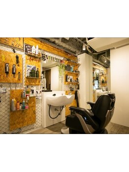 【初めてでも安心】 個室もあるプライベート空間のため相談しやすい環境です◎《三越前駅1分》カット\5500