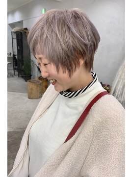 フォーム(FORM) シルバーベージュのショートマッシュ