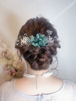 シーデン(C-den)&nbsp;ツイストでゆるふわシニヨン×ドライフラワーで華やかに