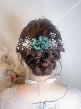 シーデン(C-den) ツイストでゆるふわシニヨン×ドライフラワーで華やかに