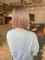 メリー オオサカ(Merly Osaka)&nbsp;ハイトーン切りっぱなしボブスタイル_ほんのりピンクホワイト_