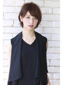 チェコリル(Cyecoril) 大人キレイな耳掛けショートスタイル