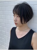 『黒髪でもキマるエアリー感ショート』
