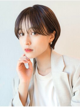 テュケー(TYCHE) シースルーバングの大人可愛いショートヘア