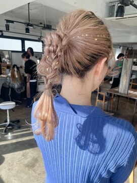 ニュート(Neut ) 編みおろしポニーテールアレンジ/金箔ヘアセット/ハイトーン