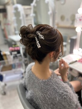 ラモ(RAMO) 華やか高めおくれ毛有アップヘア