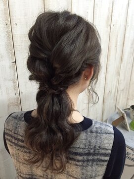 アンジュ(ange) 〔ange maco〕ダークアッシュ×編み込みダウンスタイル