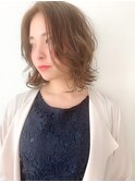 カーキベージュ×外ハネミディアムレイヤー