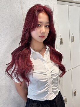 ユーフォリア 渋谷グランデ(Euphoria SHIBUYA GRANDE) 赤髪　艶髪　ワインレッド　ワンホン　センターパート　YUKI