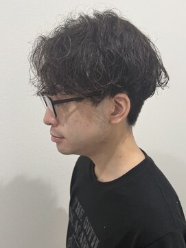 ヒュイル バイ ニアウ(Hwyl by Niau) メンズセンターパートパーマツイストスパイラルパーマ刈り上げ