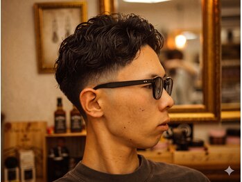 デイ イン ザ バーバー(DAY IN THE BARBER)の写真/ON/OFF楽しめるメンズパーマ×フェード。遊び心と男らしさを両立した、あなただけのスタイルを。＜理容室＞