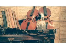 アンティークの楽譜、バイオリンなど店内随所に音楽のテイストが