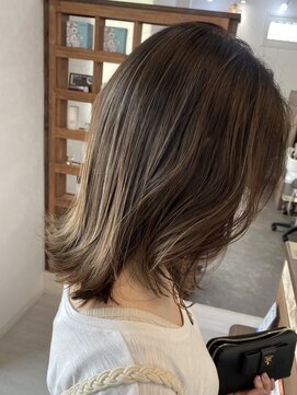 ファーチ(Fir-chi) 艶めくベージュカラー