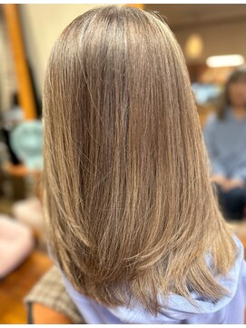 アークアニック 自然な影をつけてベージュ系の色味を。