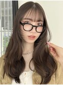 ふわっと柔らかいレイヤーカットと赤みを抑えたくすみベージュ