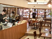 カフェアンドヘアサロン リバーブ(cafe&hair salon re:verb)の雰囲気（カフェ併設☆店内に入りましたら奥の扉がヘアサロン入口です。）