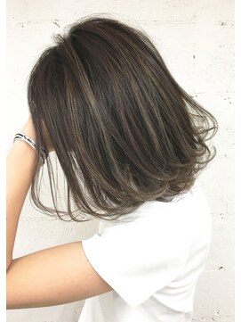 ロゼ 茨木(Rose) 【ROSE】ハイライトカラー＿白髪ぼかし＿グレイカラー＿ボブ