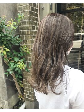 ヘアデザイン ソラ(Sola) 大人可愛い立体感ハイライトくすみベージュ×ふんわりウェーブ
