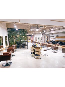 洗練された空間で、ゆったりと寛げる上質空間―。非日常的な店内で、リラックスしてお過ごし下さい◇